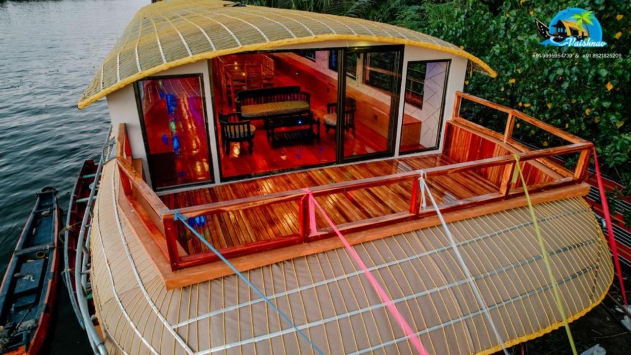 Vaishnav Tours Hotel Alappuzha Exterior photo