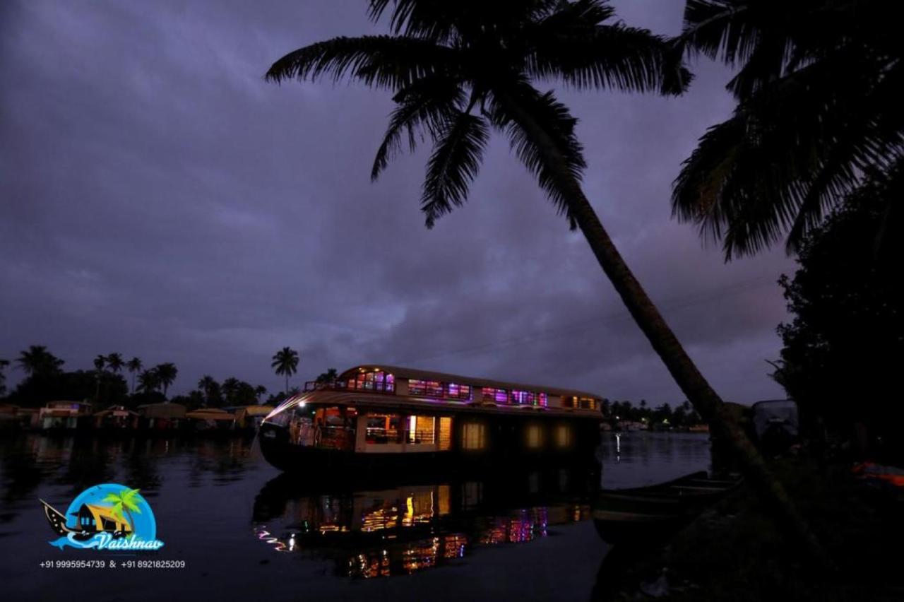 Vaishnav Tours Hotel Alappuzha Exterior photo