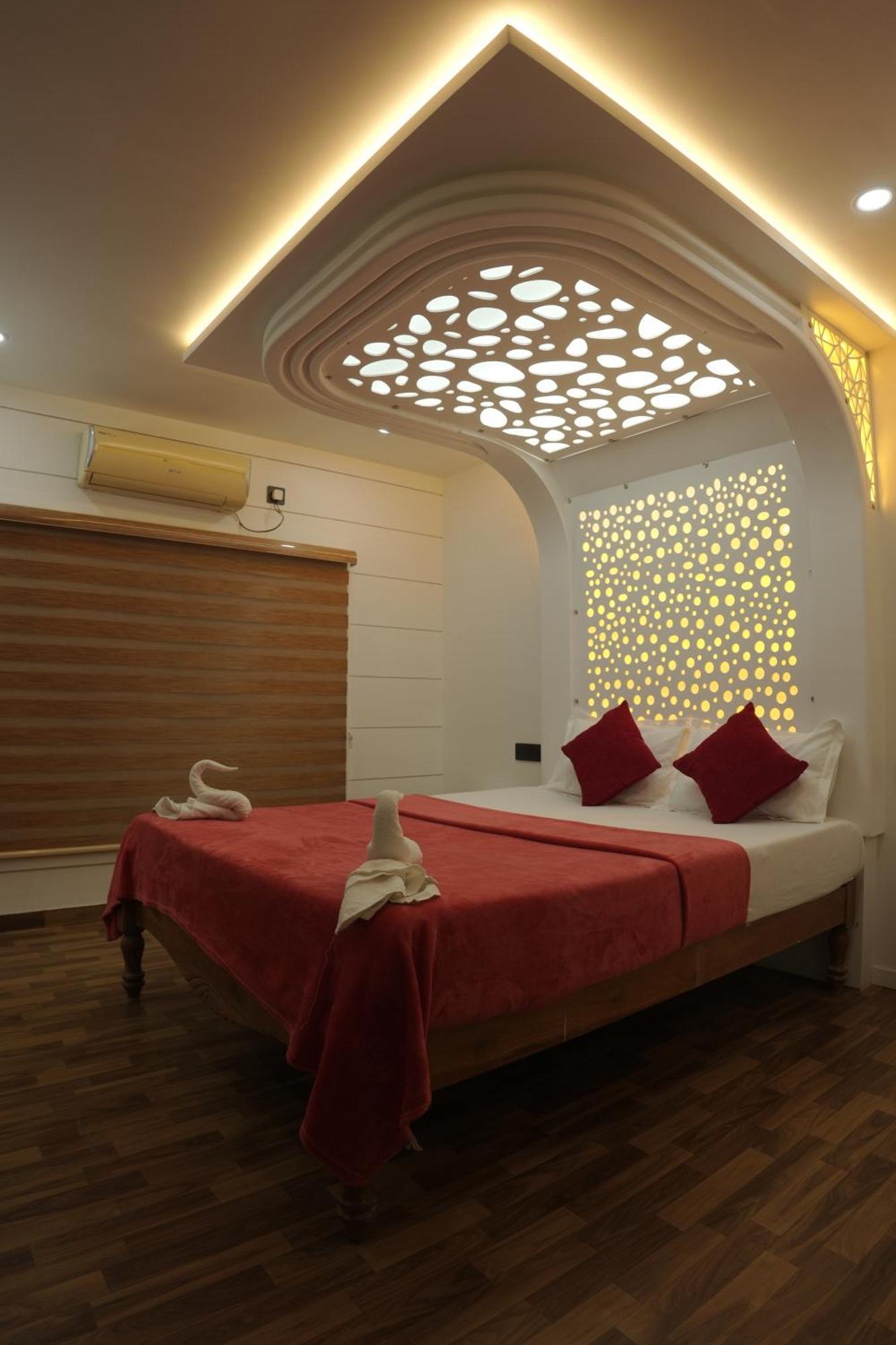 Vaishnav Tours Hotel Alappuzha Exterior photo