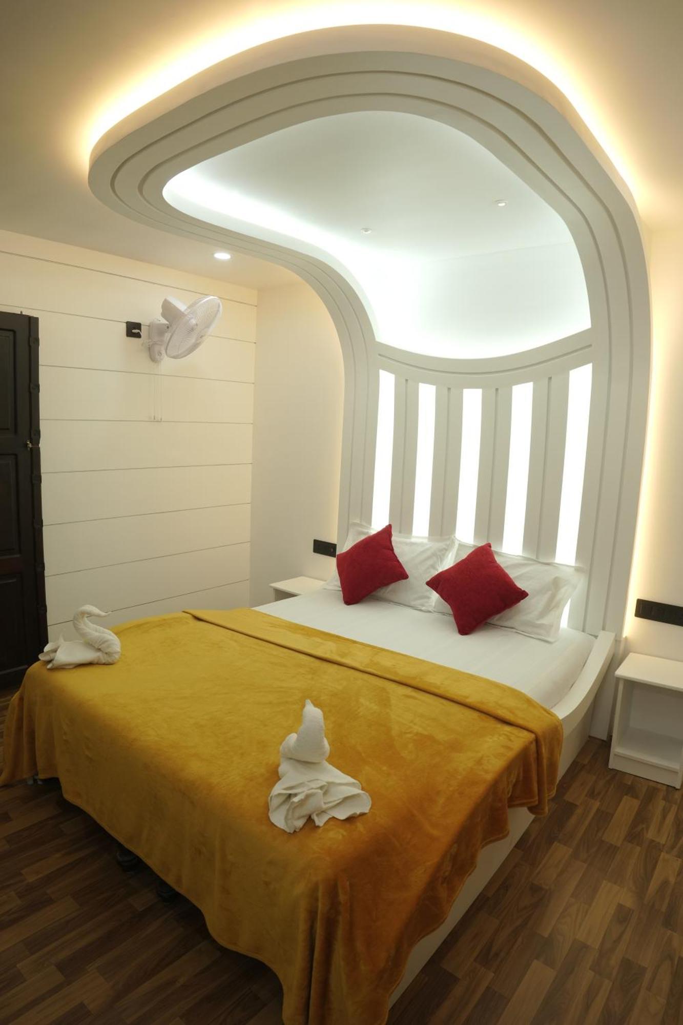 Vaishnav Tours Hotel Alappuzha Exterior photo
