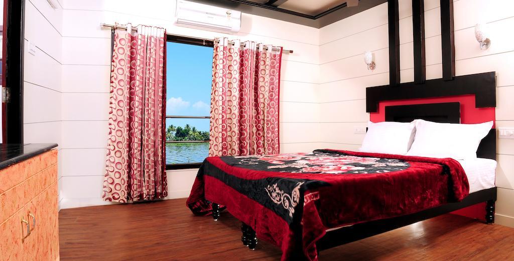 Vaishnav Tours Hotel Alappuzha Room photo