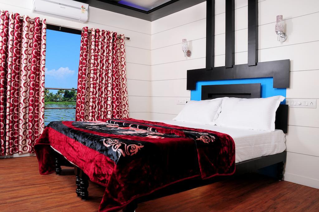 Vaishnav Tours Hotel Alappuzha Room photo