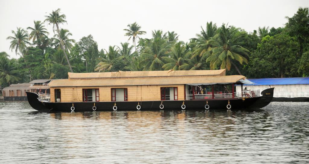 Vaishnav Tours Hotel Alappuzha Room photo