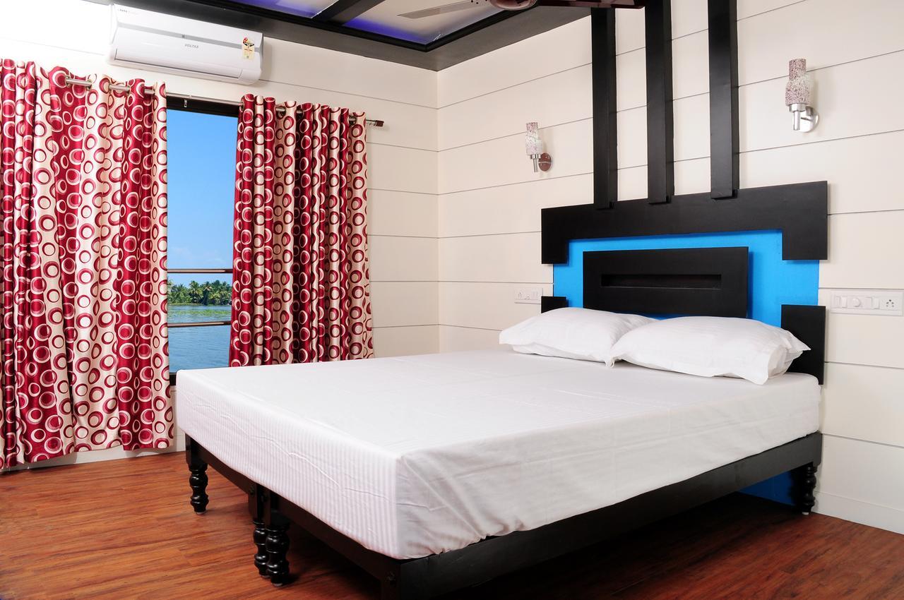 Vaishnav Tours Hotel Alappuzha Exterior photo
