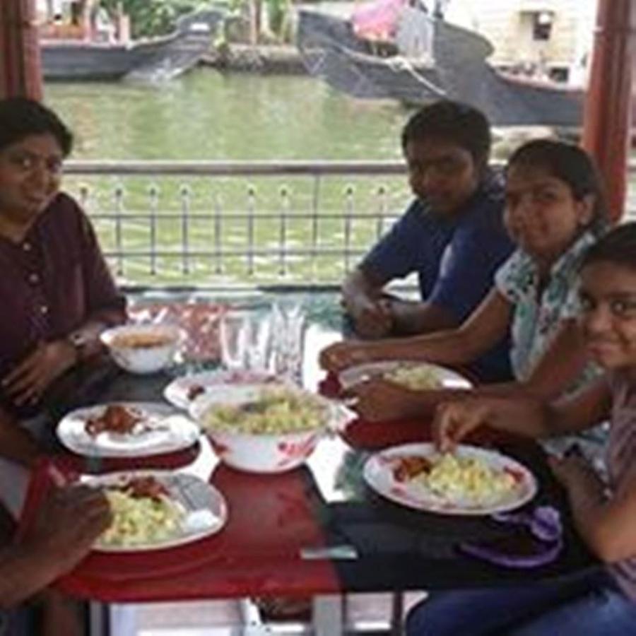 Vaishnav Tours Hotel Alappuzha Exterior photo