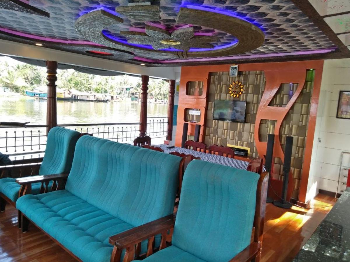 Vaishnav Tours Hotel Alappuzha Exterior photo